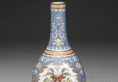 图片[2]-Gall-bladder vase in yang-ts’ai enamels with incised blue ground pattern of flower brocade and band décor 1742 (Ch’ien-lung reign)-China Archive